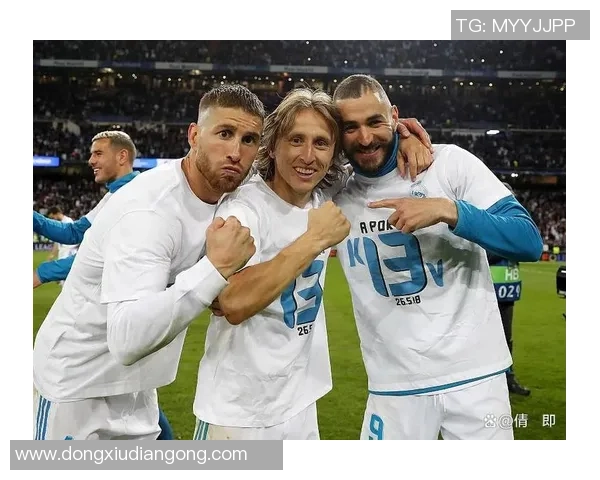 足球巨星机场抵达引发粉丝疯狂追逐瞬间回顾